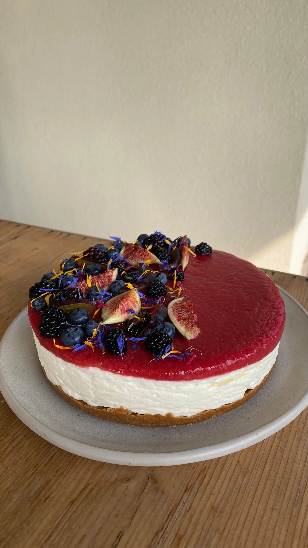 Cheesecake ai lamponi con fichi, more, prugne e mirtilli