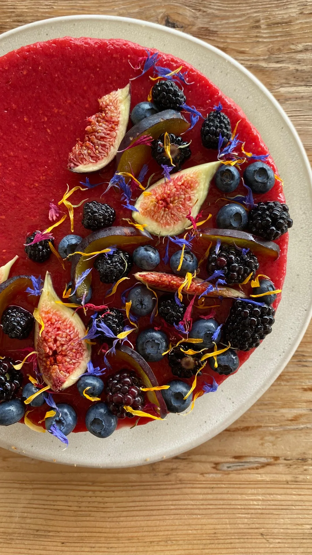 Cheesecake ai lamponi con fichi, more, prugne e mirtilli