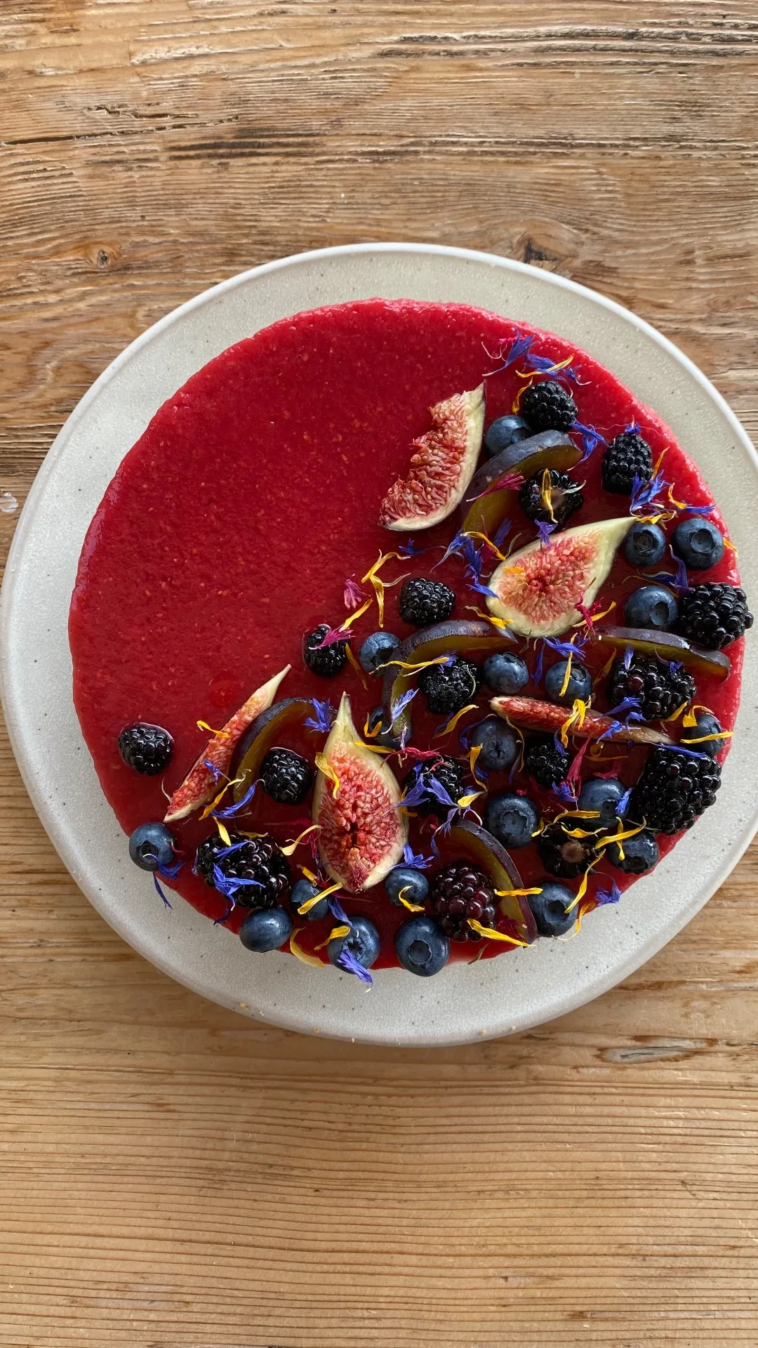 Cheesecake ai lamponi con fichi, more, prugne e mirtilli