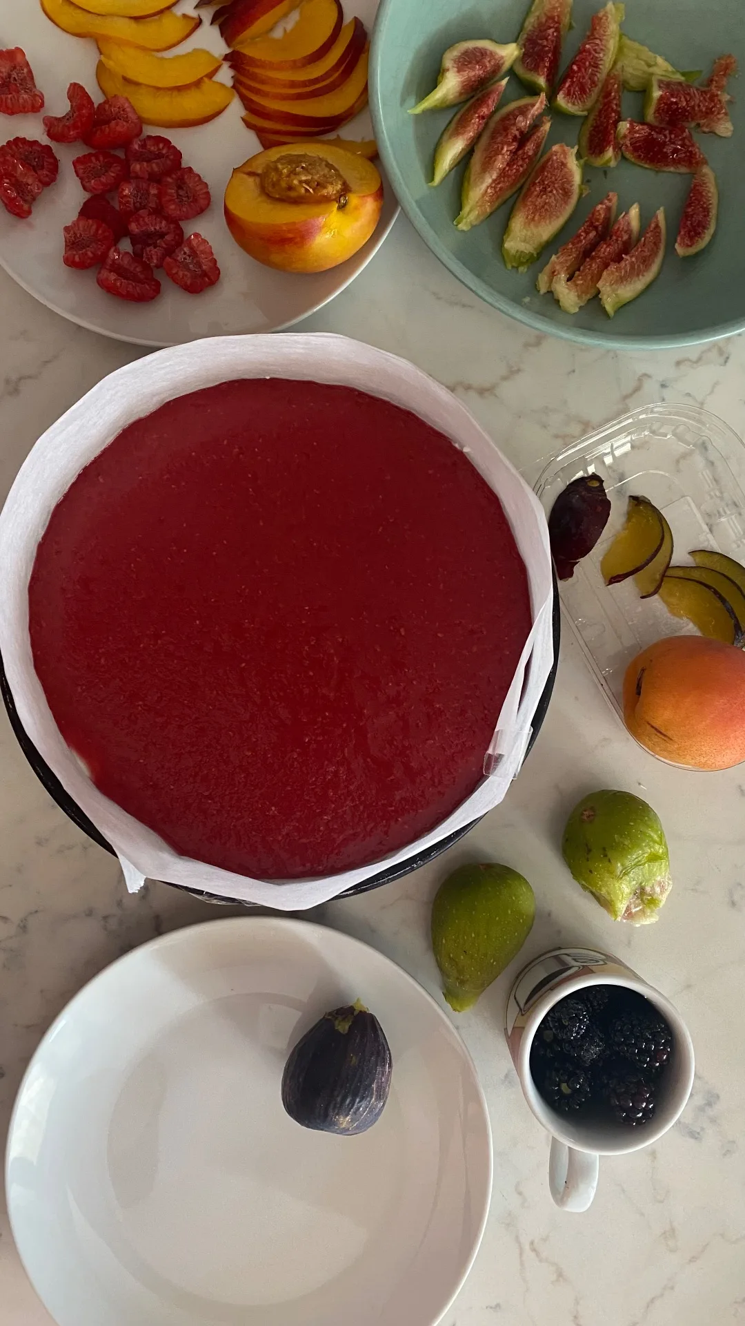 Cheesecake ai lamponi con fichi, more, prugne e mirtilli