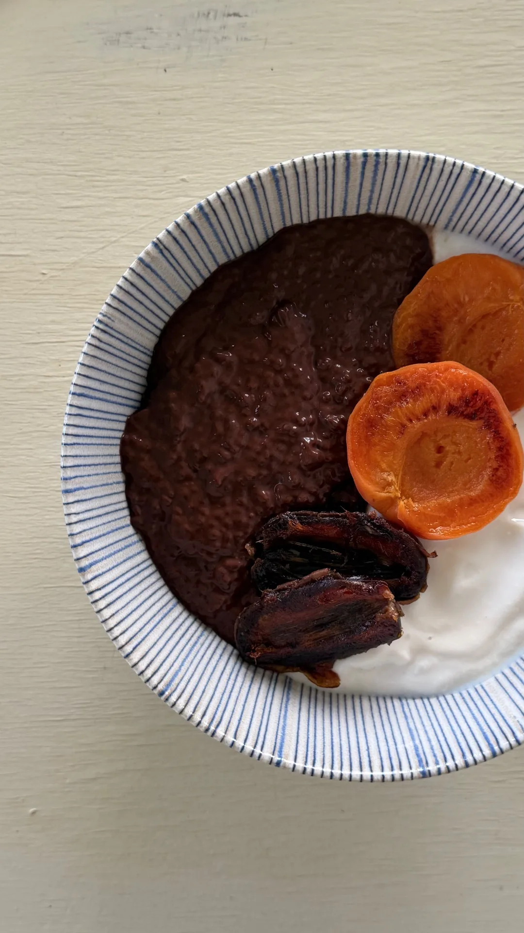 Chia pudding al cacao con albicocche e datteri caramellati