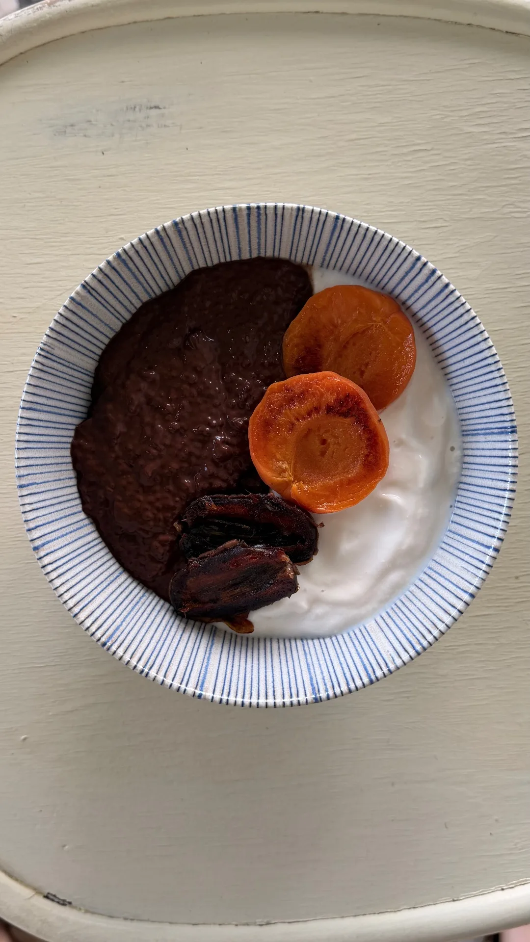Chia pudding al cacao con albicocche e datteri caramellati