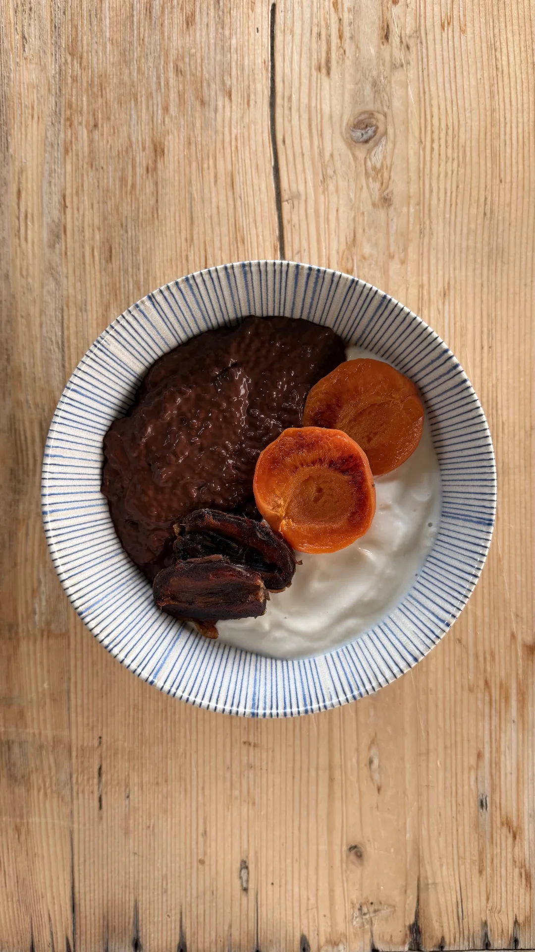 Chia pudding al cacao con albicocche e datteri caramellati