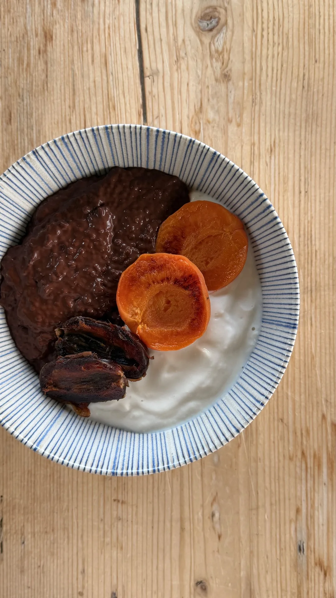Chia pudding al cacao con albicocche e datteri caramellati
