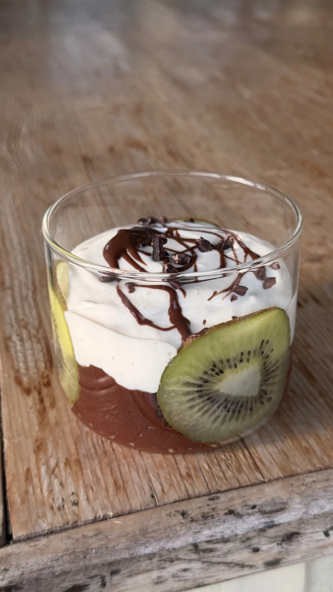 Chia pudding al cacao con yogurt e kiwi