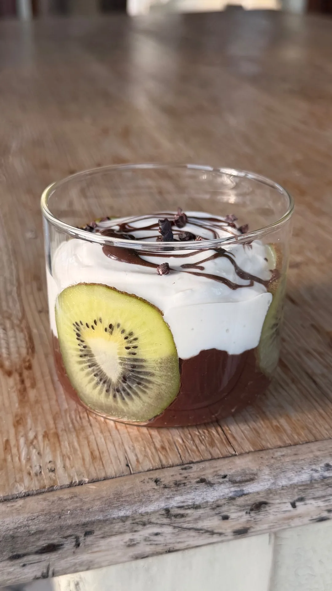 Chia pudding al cacao con yogurt e kiwi