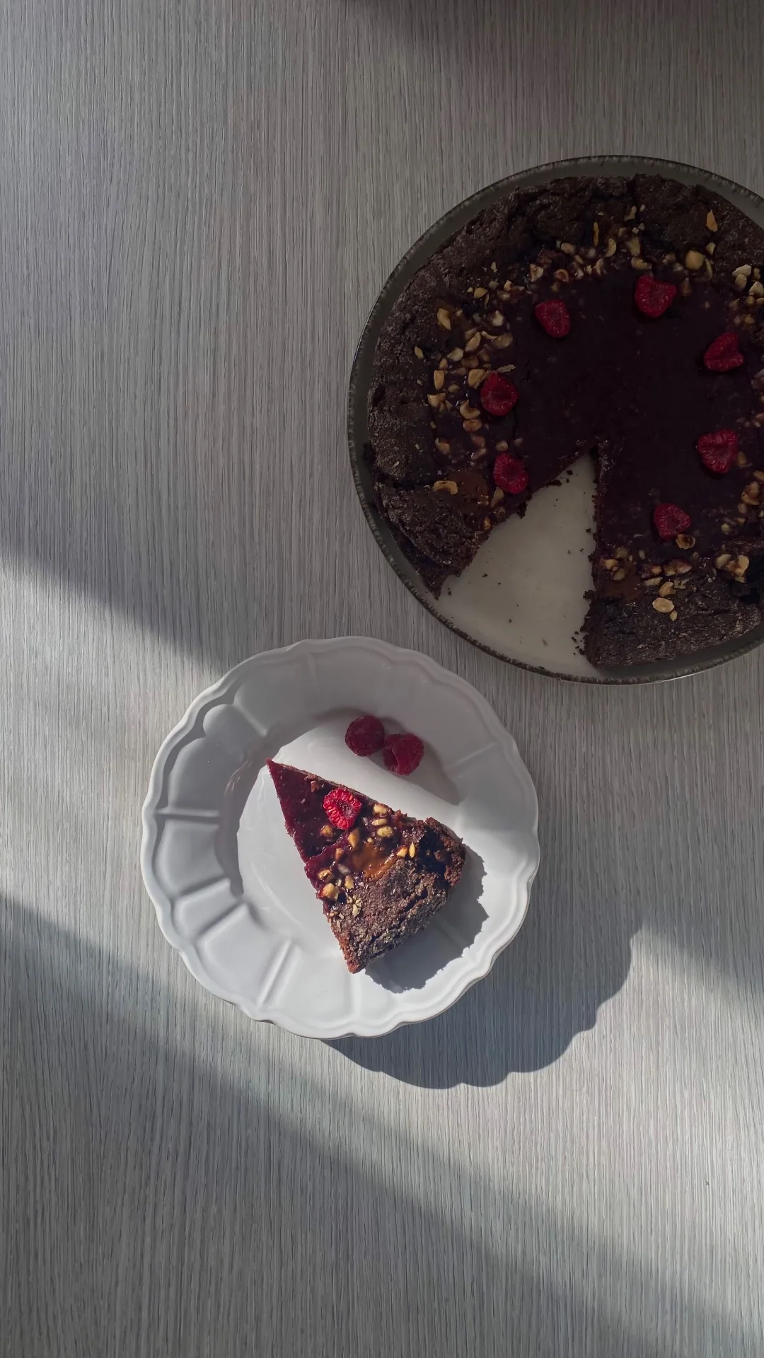 Crostata al cacao, nocciole e lamponi