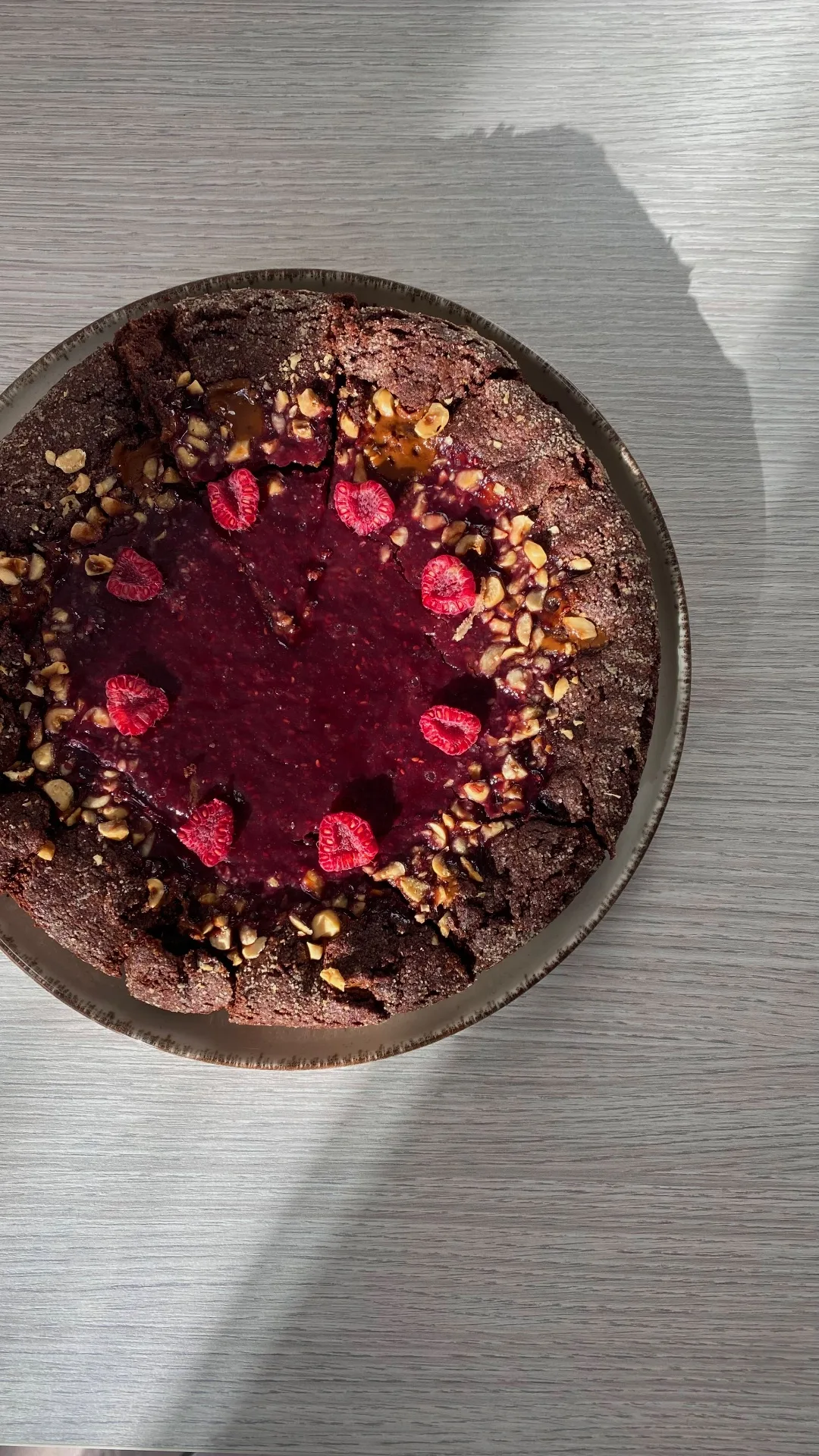 Crostata al cacao, nocciole e lamponi