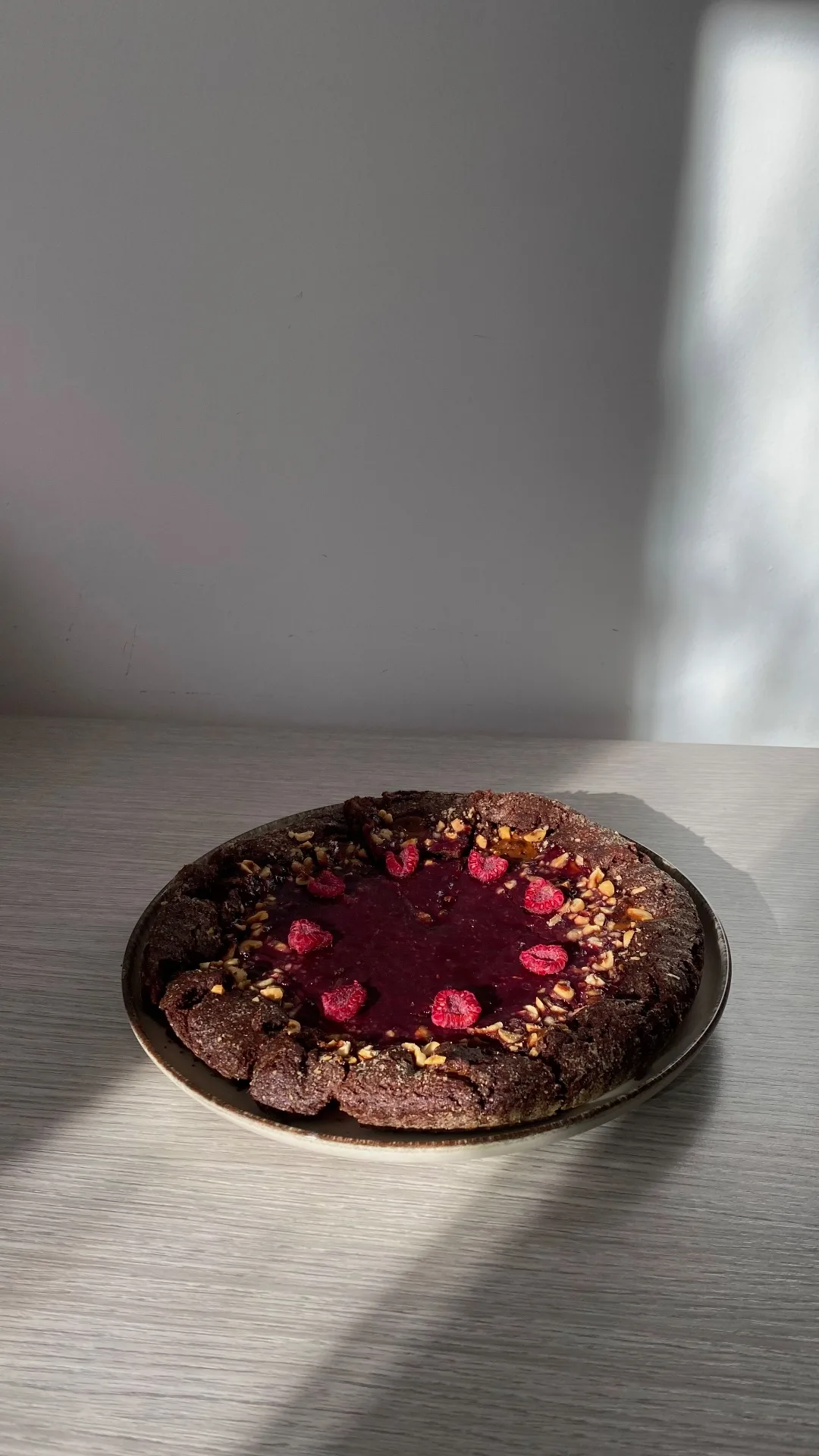 Crostata al cacao, nocciole e lamponi