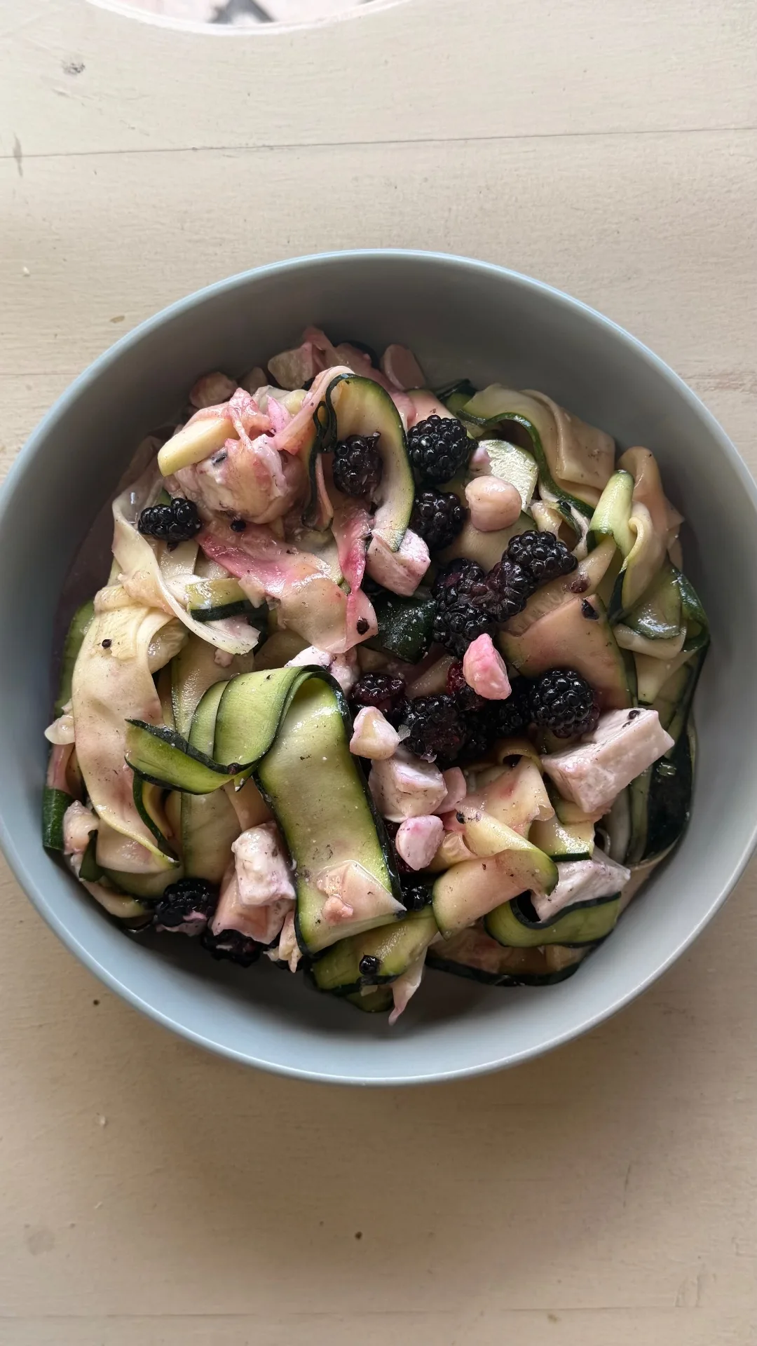 Insalatona di zucchine, more e brie