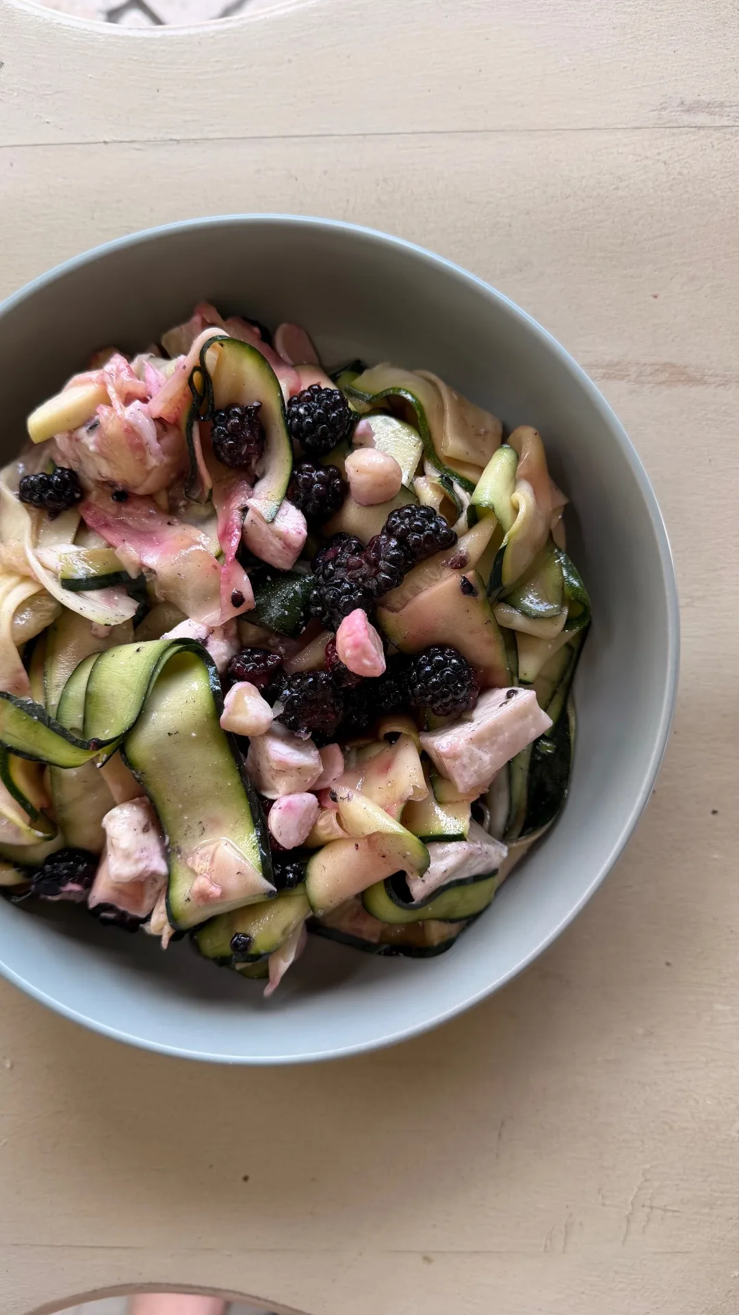 Insalatona di zucchine, more e brie