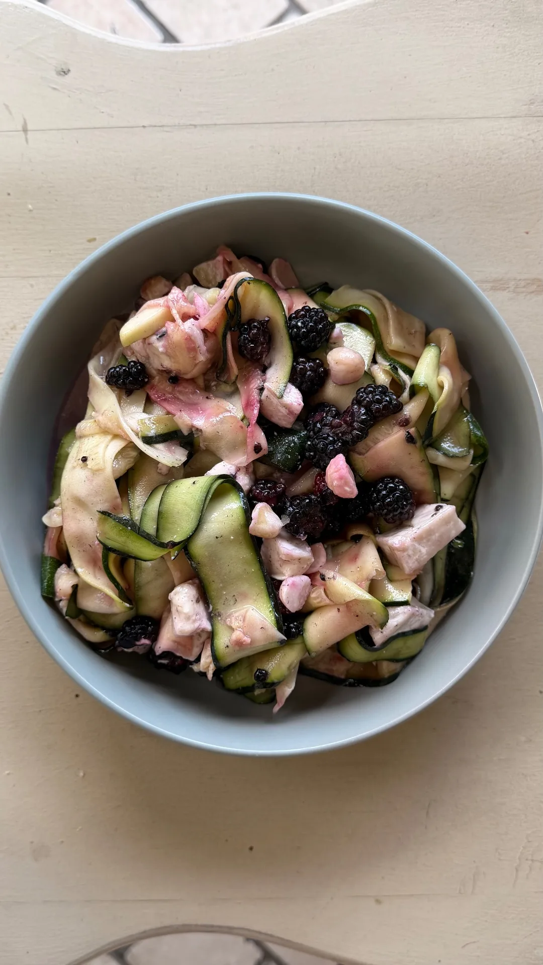 Insalatona di zucchine, more e brie