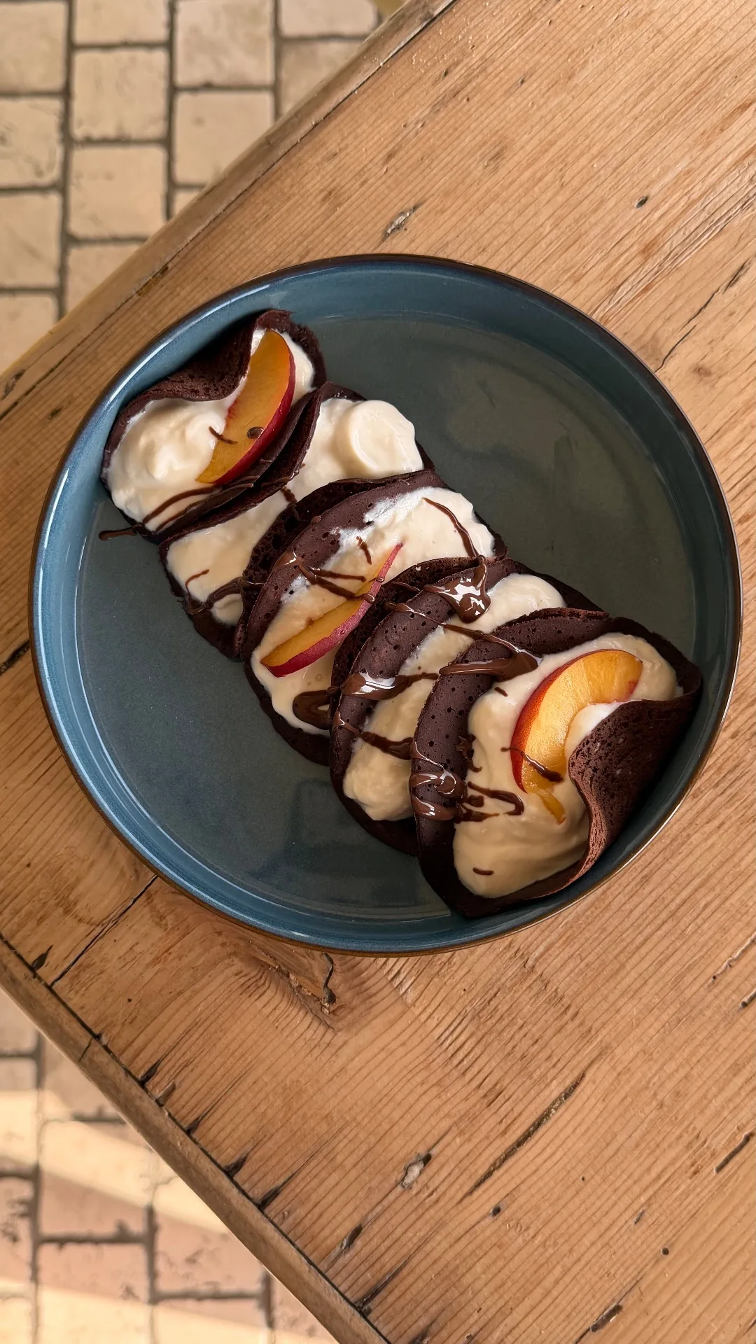 Crepes al cacao con yogurt e pesche