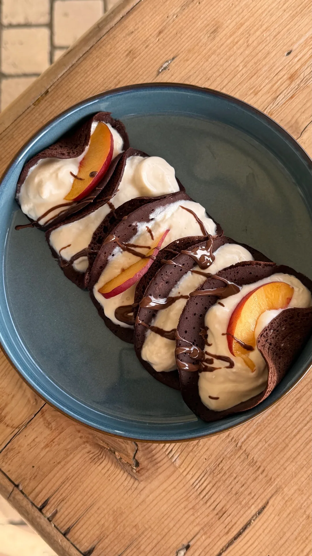 Crepes al cacao con yogurt e pesche