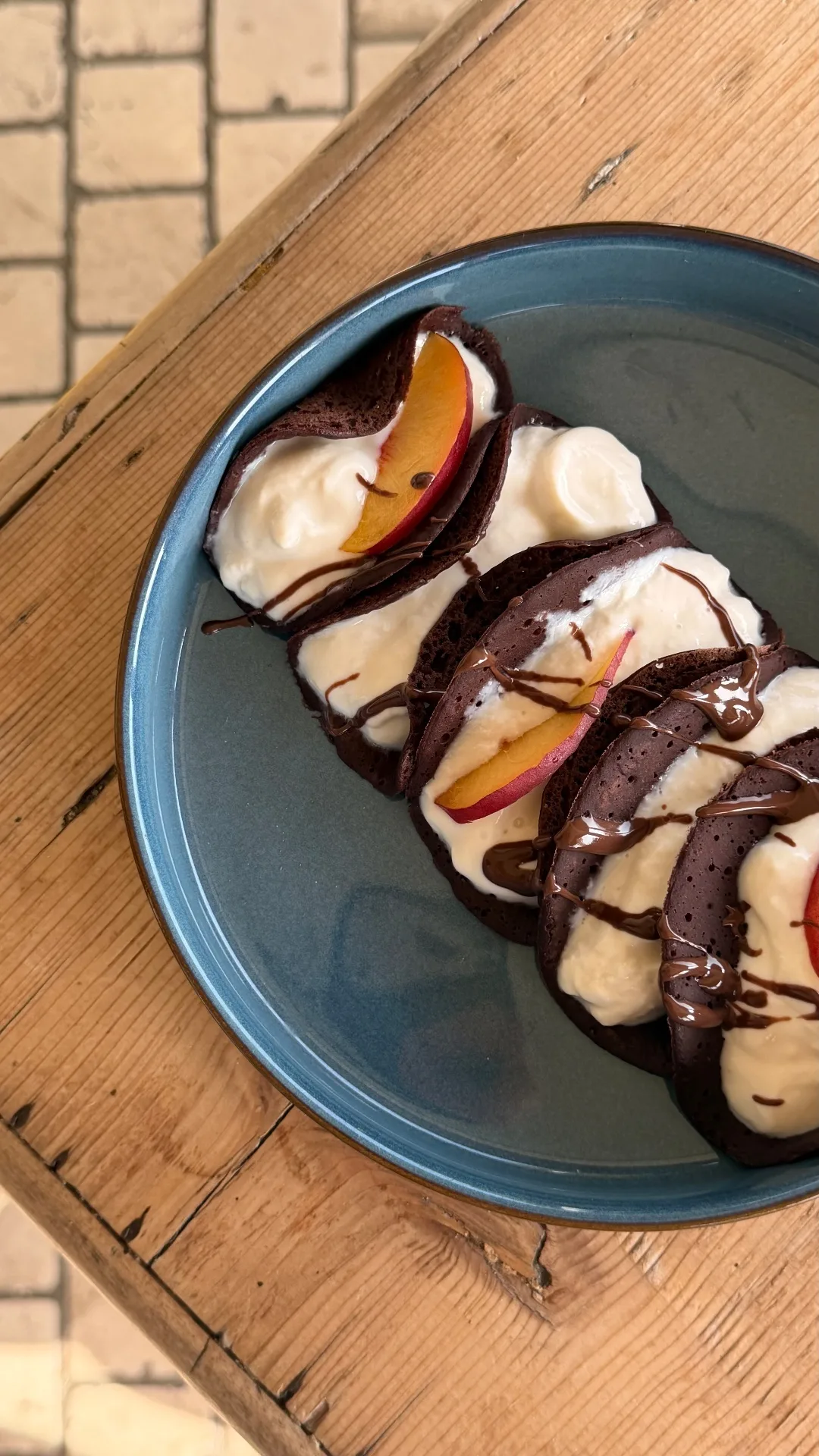 Crepes al cacao con yogurt e pesche
