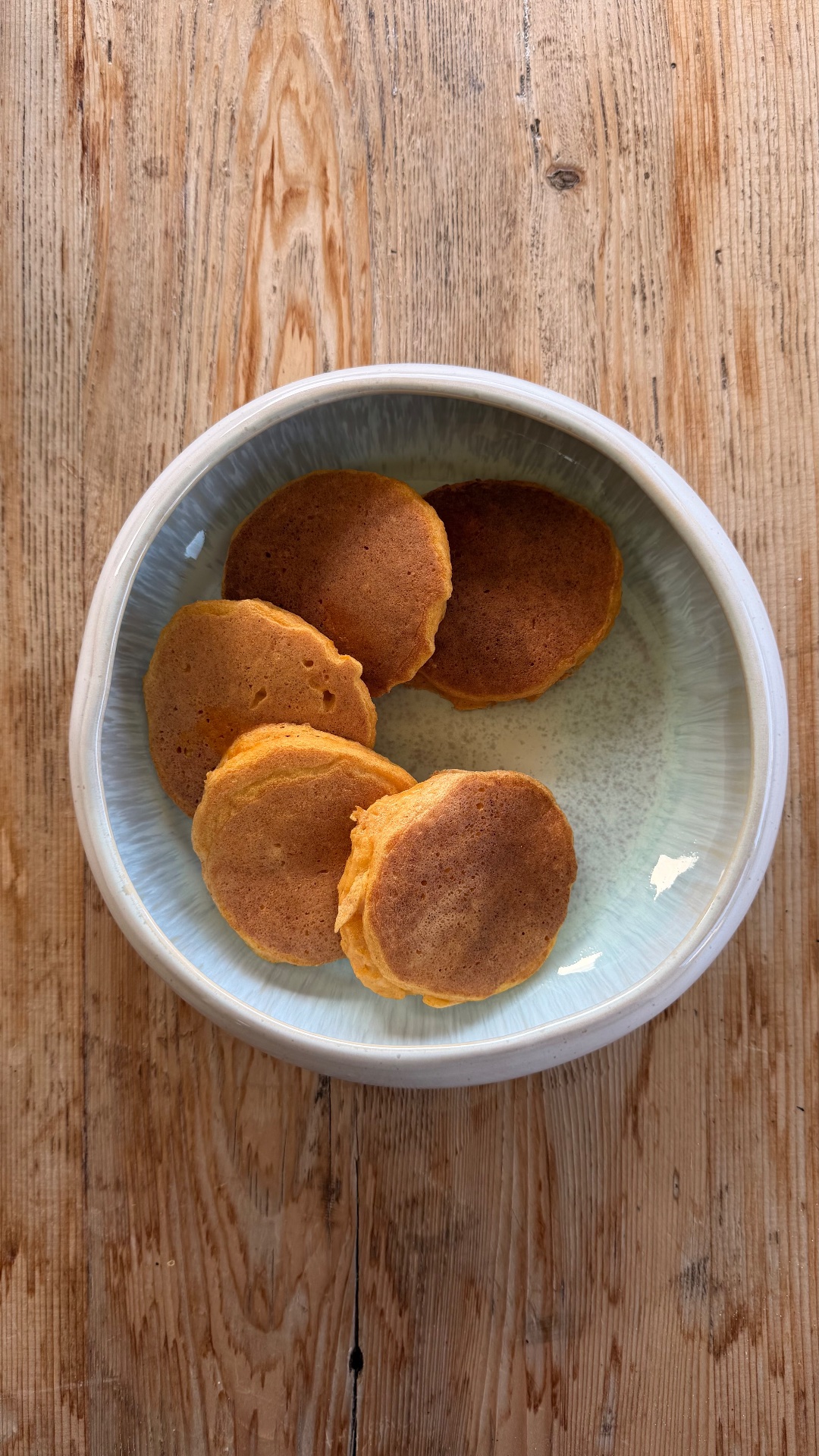 Pancakes dal cuore filante di taleggio con carote, ceci e curcuma