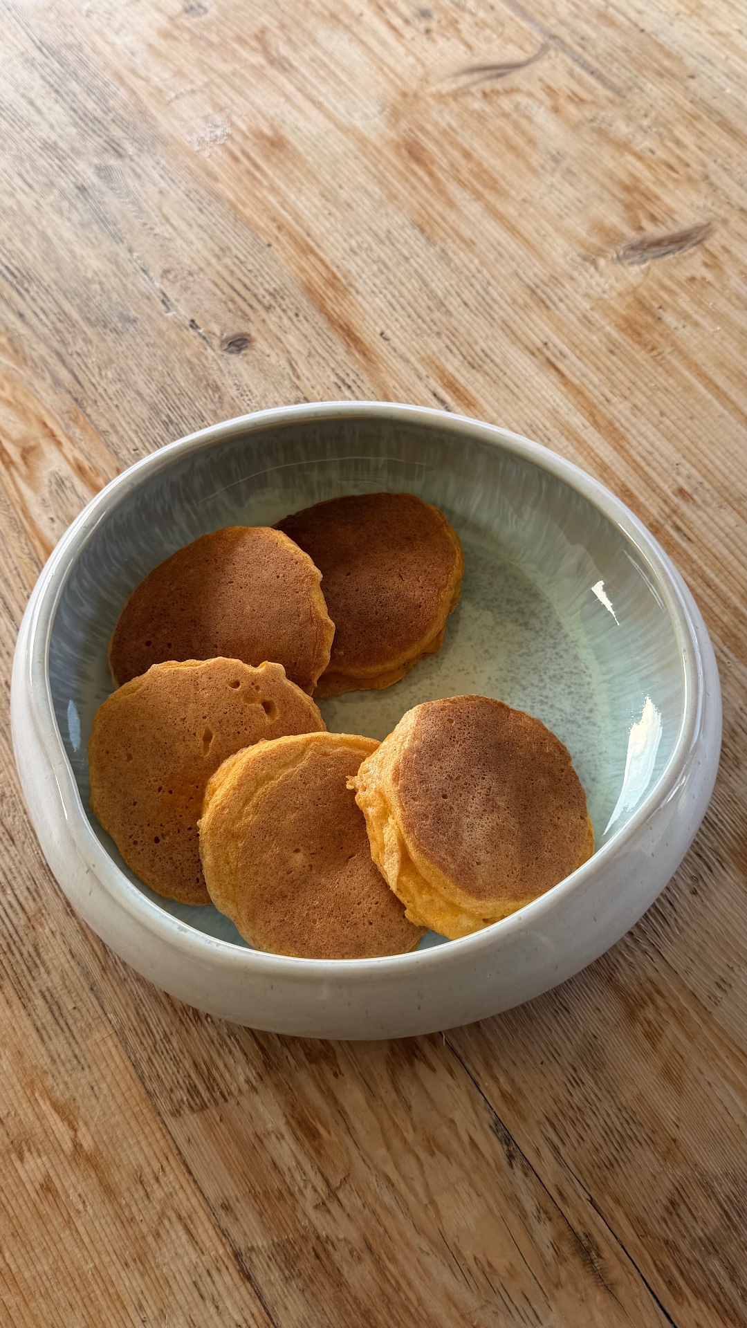 Pancakes dal cuore filante di taleggio con carote, ceci e curcuma