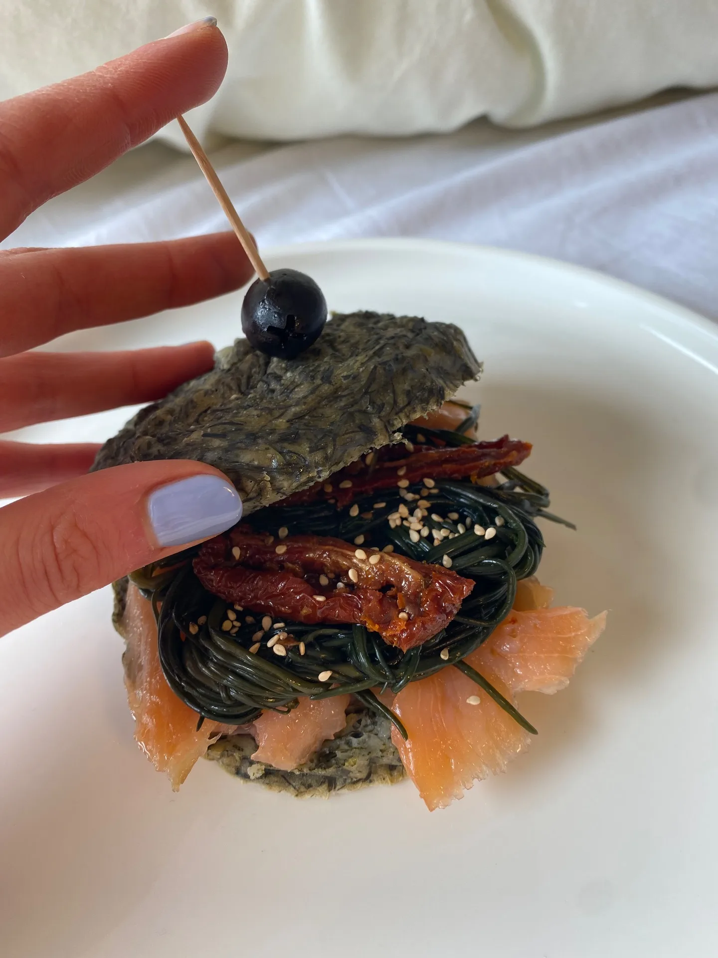Panino agli agretti con salmone e pomodori secchi