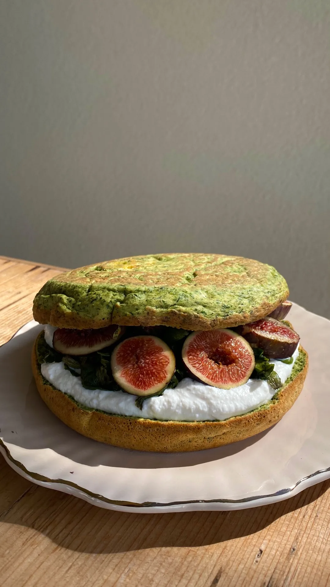 Panino in padella con ricotta, biete e fichi