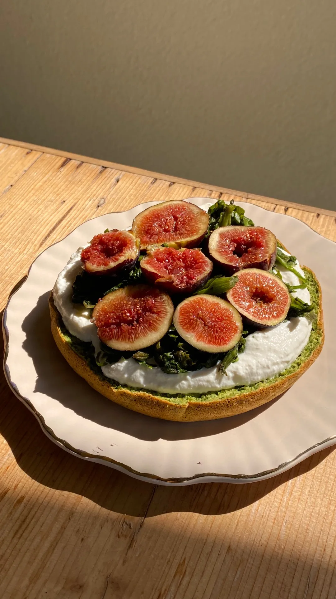 Panino in padella con ricotta, biete e fichi