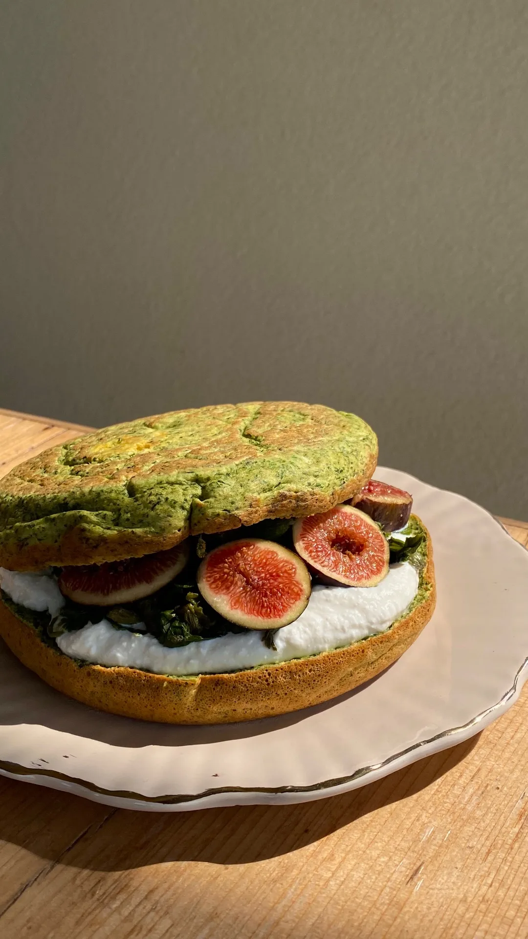 Panino in padella con ricotta, biete e fichi