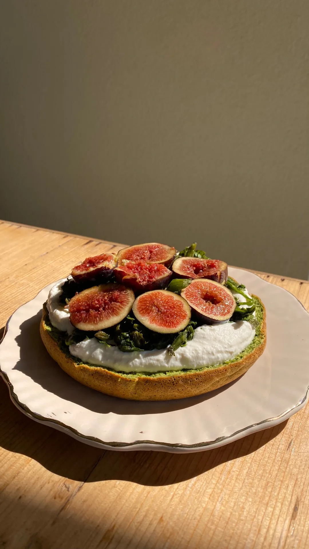 Panino in padella con ricotta, biete e fichi