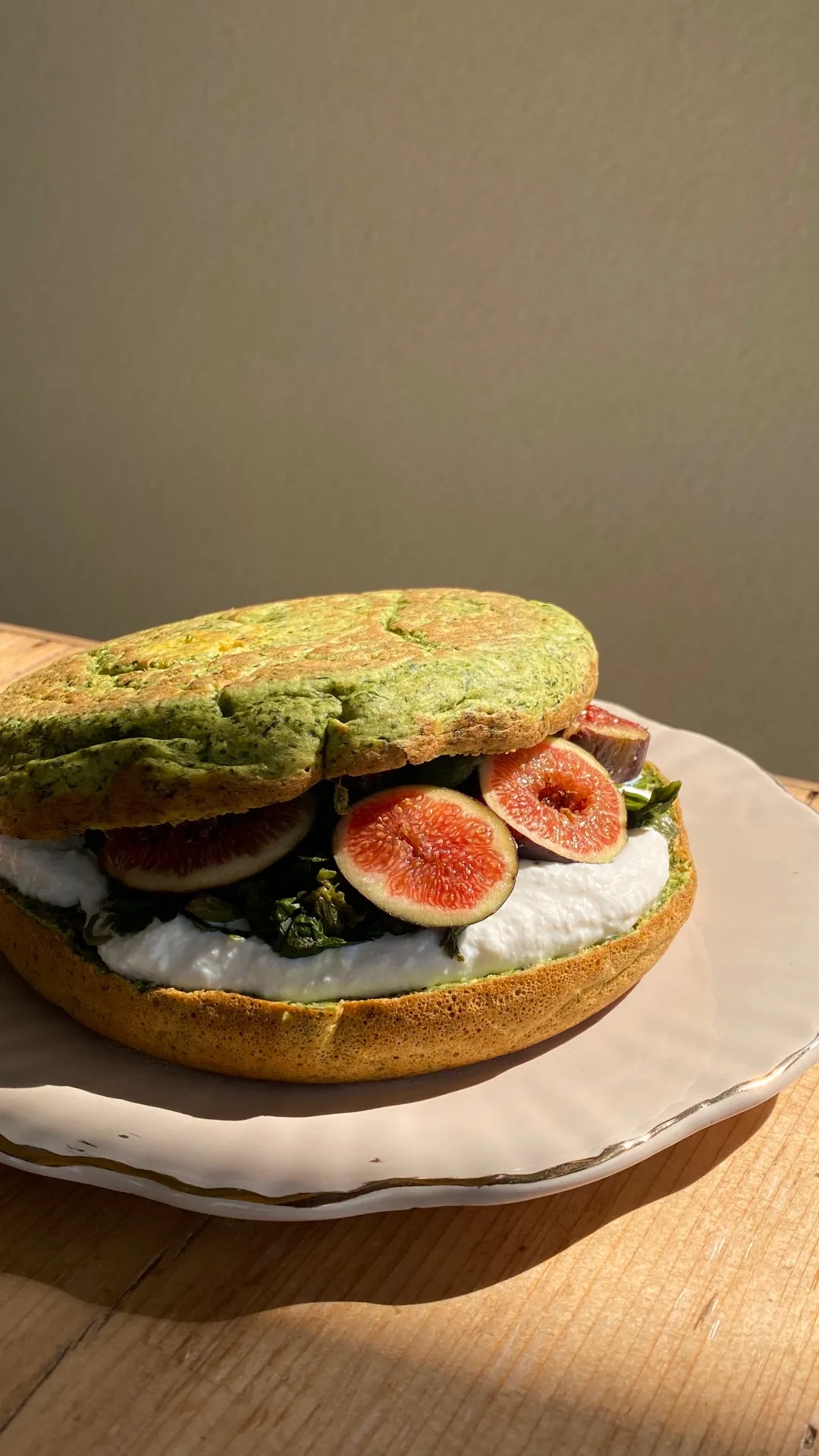 Panino in padella con ricotta, biete e fichi
