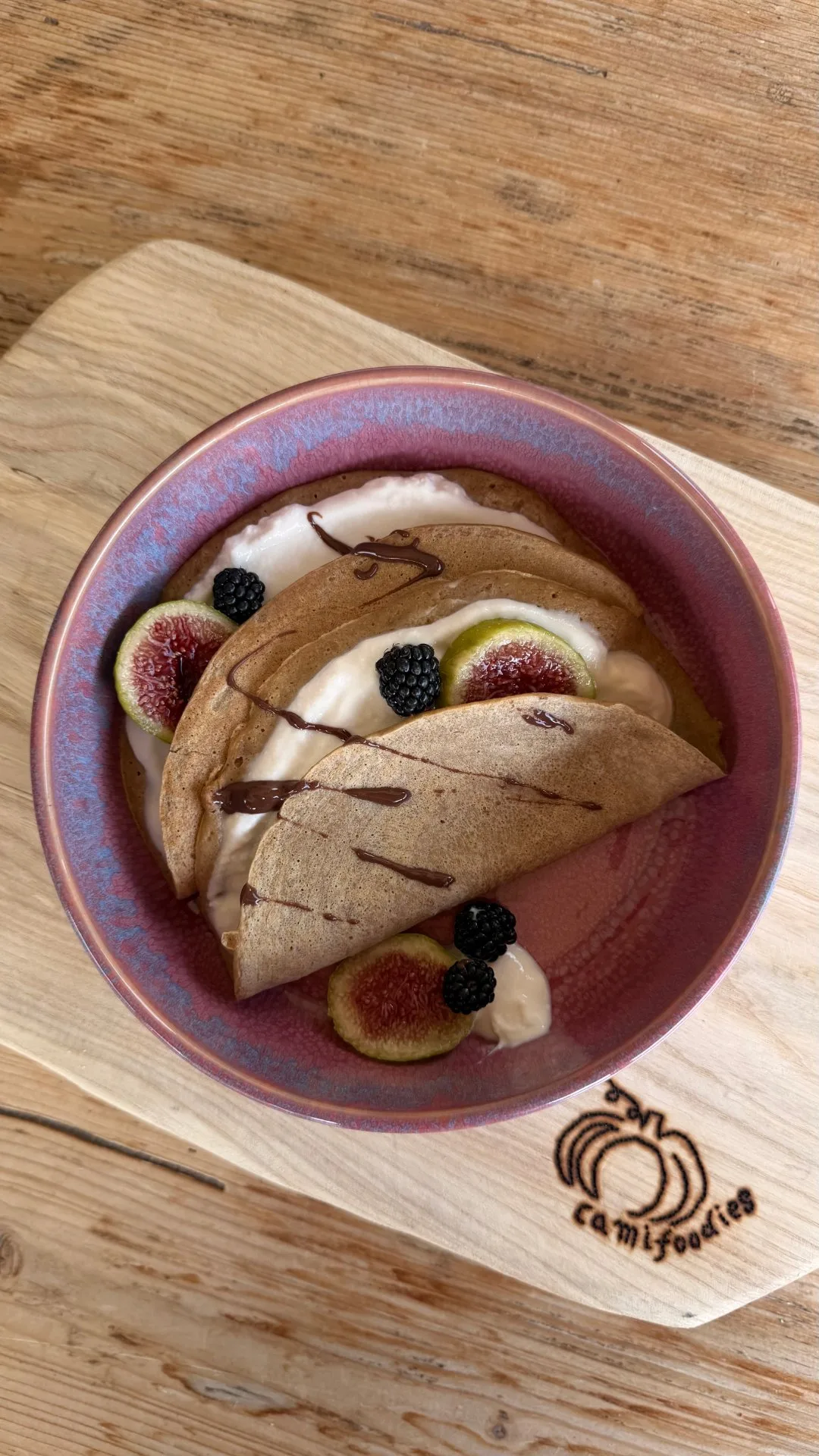 Crepes di mele con yogurt, more e fichi